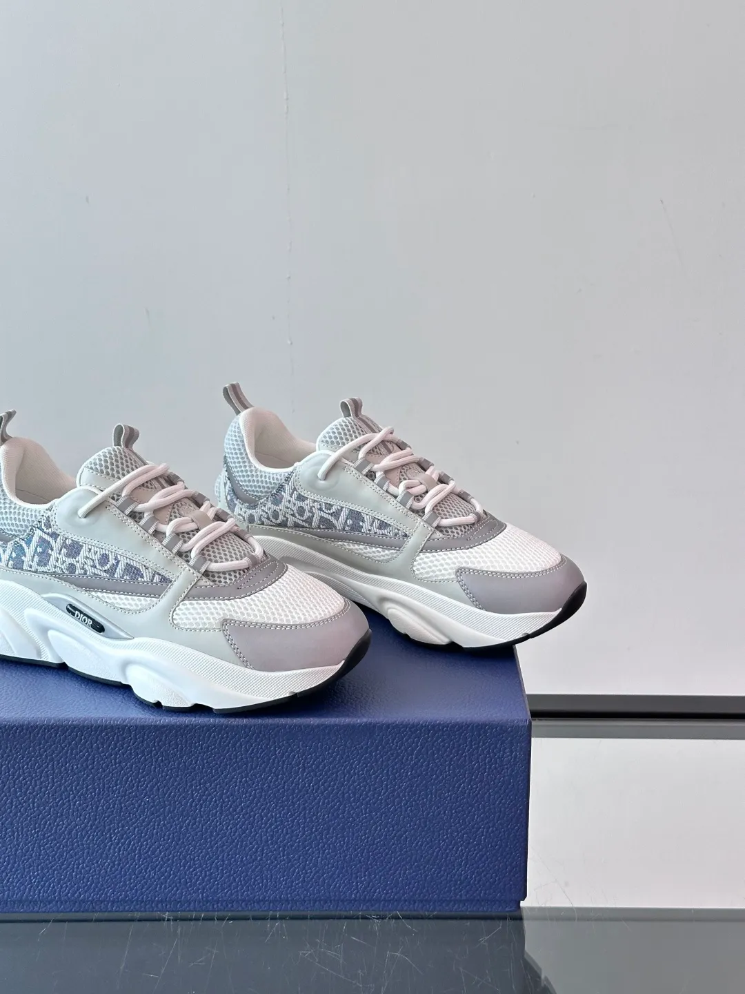 Factory price: 480💰 ◾️▫️Dior D®️ x 🆕 (high version) B22 men's jogging fashion sneakers, this single product draws inspiration from retro jogging shoes. It adopts a thick low-top design, with an upper made of black cow leather and mesh fabric, and a black and white engraved rubber sole. Black mesh fabric tongue and heel counters complement black laces, with an embossed "Di~r" logo embellishment on the side. These sneakers can be mixed and matched with a classic suit for a sporty chic look! Size: 39-45 (38, 46, 47 can be customized)